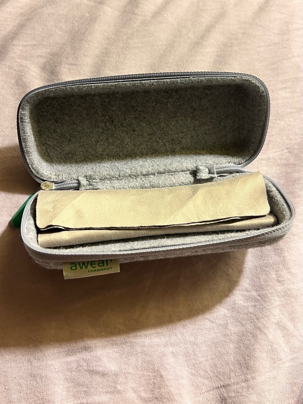aweaR Felt Eyeglass Case in Light Gray with Beige Cloth